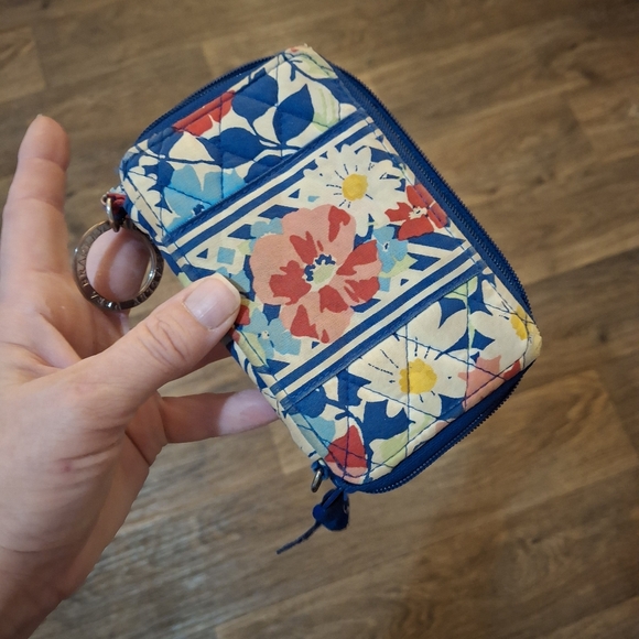 New Vera Bradley Quilted Summer Cottage Zip Around Wristlet Wallet. - Picture 3 of 11